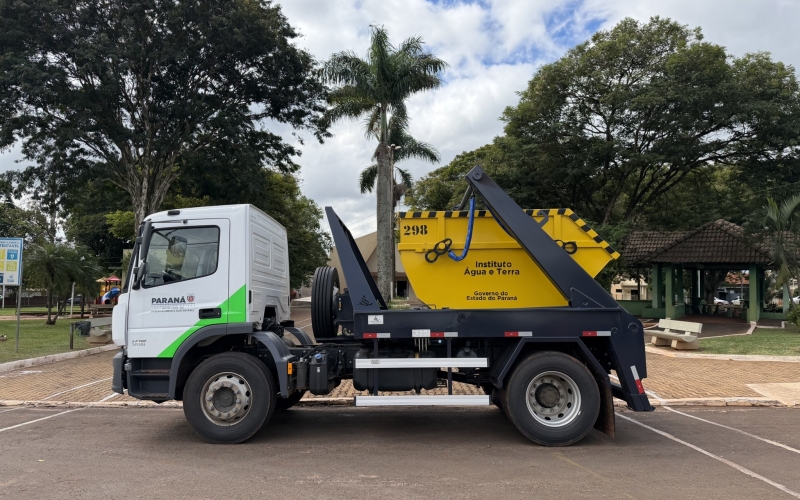 Mais estrutura para cuidar da cidade: com apoio do IAT, município conquista caminhão e caçamba para reforçar serviços de manutenção